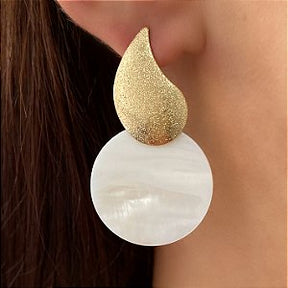 BRINCO CÍRCULO DUPLO MADREPÉROLA DOURADO BIJU