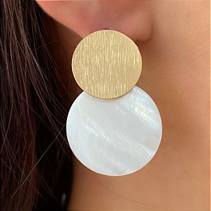 BRINCO CÍRCULO DUPLO MADREPÉROLA DOURADO BIJU
